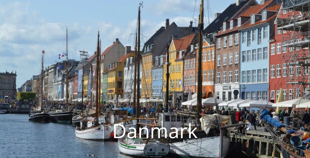 farverige husfacader i Nyhavn, Danmark